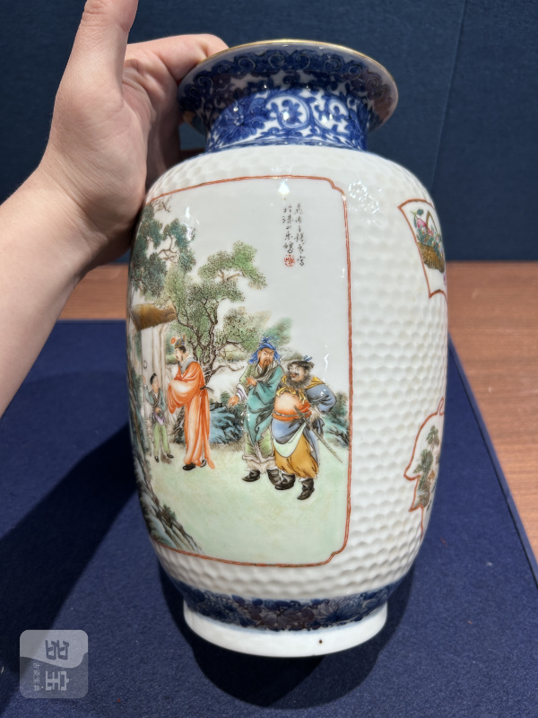 民国 王锡良粉彩开光虎溪三笑 三顾茅庐图瓶 - 图5